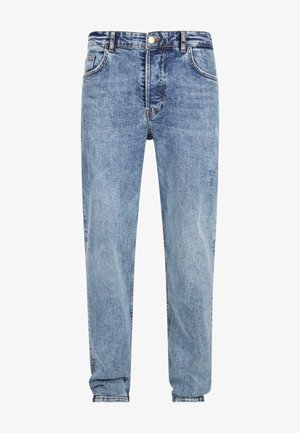 Világoskék farmernadrág, elhasználódott hatással, öt zsebes kialakítással, övhurkokkal és egyenes szárú vágással. Kontrasztos varrással rendelkezik.