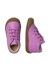 Scarpe in pelle viola con suole in gomma marrone, dotate di chiusura con lacci, punte rinforzate e texture liscia. Due scarpe mostrate da angolazioni diverse.
