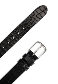 Cintura in pelle nera con motivo cocodrillo, dotata di fibbia in metallo argentato e diversi fori di regolazione. Dettaglio del marchio impresso sulla cintura.