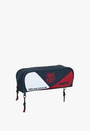 Granatowy, biały i czerwony piórnik FC Barcelony z dwoma zamykanymi na zamek przegrodami, herb klubu oraz napisy "MÉS QUE UN CLUB" i "BARÇA".