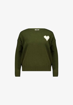 Pull en tricot vert avec un col rond, des épaules tombantes, un ourlet côtelé et un motif de cœur blanc sur la poitrine gauche.