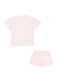 Conjunto de dos piezas de algodón rosa que incluye una camisa de manga corta con cierre de botón en la parte posterior y pantalones cortos a juego con cintura elástica.