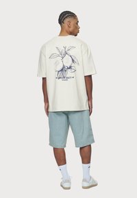 Pegador GORET TEE - Potiskana majica - washed salty cream