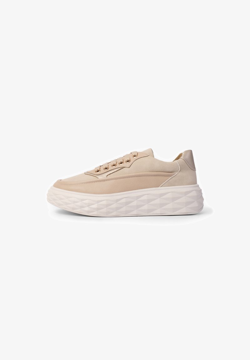 Sneaker beige con tomaia in tessuto morbido, punta rotonda, chiusura con lacci e suola bianca spessa e strutturata con un motivo a rombi.