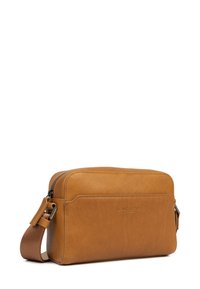 Borsa a tracolla in pelle marrone con forma rettangolare, chiusura con zip, cinturino regolabile e logo impresso sulla parte anteriore.