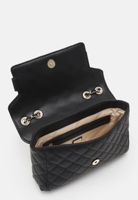 Czarna pikowana kopertówka ze sztucznej skóry z magnetycznym zapięciem. Wnętrze wyściełane beżową podszewką z kieszenią na zamek. Srebrne okucia.