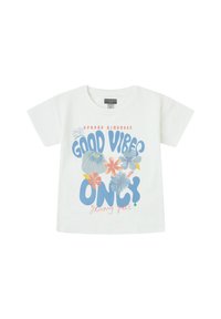 Camiseta de algodón blanca de manga corta con un gráfico floral multicolor y el texto "SOLO BUENAS VIBRAS" en azul y rosa. Cuello redondo.