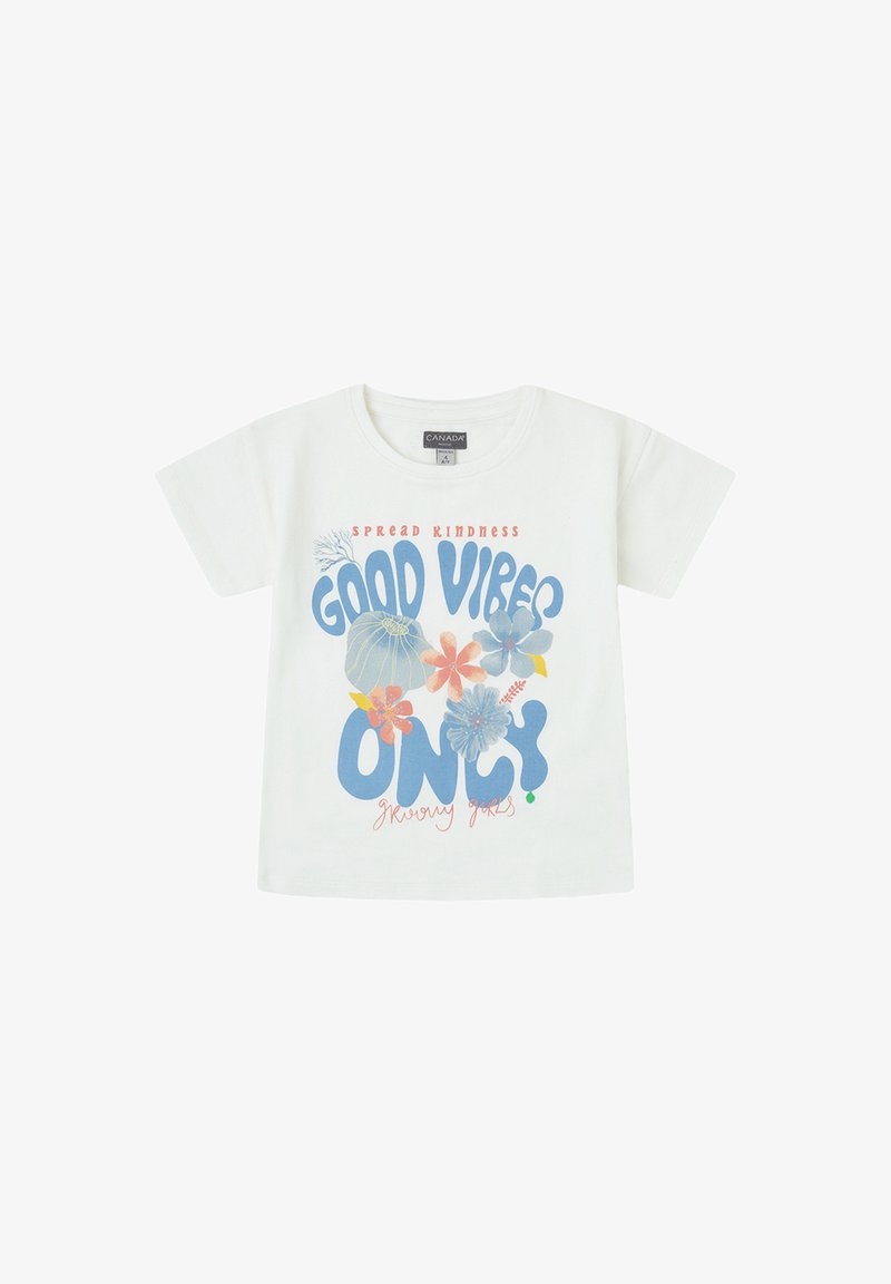 Camiseta de algodón blanca de manga corta con un gráfico floral multicolor y el texto "SOLO BUENAS VIBRAS" en azul y rosa. Cuello redondo.