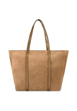 Torba typu tote zamszowa w kolorze brązowym z długimi skórzanymi uchwytami i minimalnymi detalami przeszyć, o prostokątnym kształcie, lekko poszerzającym się ku górze.