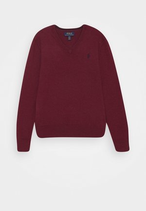 Bordowy sweter z długim rękawem i dekoltem w serek, z prążkowanymi mankietami i dołem, logo Polo Ralph Lauren na piersi oraz metką marki wewnątrz kołnierza.