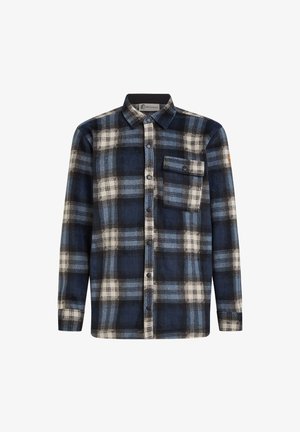 Rutet flannel skjorte i blå, sort og hvid; har knaplukning foran, krave og brystlomme med knapdetalje.