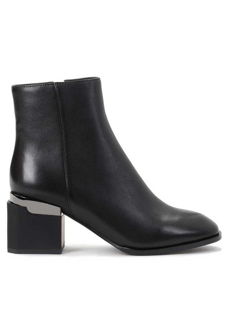 Stivaletto in pelle nera con finitura liscia, punta affusolata e tacco a blocco con accento in argento per un tocco di dettaglio in più.