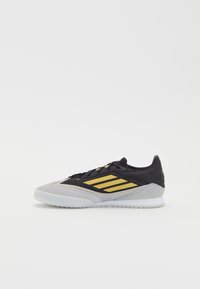 adidas Performance F50 FREESTYLE 24 MESSI - Botines de fútbol sala - core black/gold metallic/clear onix