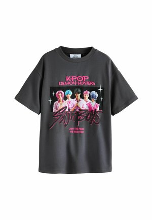 Dunkelgraues T-Shirt mit farbenfroher Grafik von fünf Anime-Stil Figuren und pinkem Text mit der Aufschrift "KPOP DEMON HUNTERS" und "SAINT BOYS."