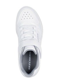Zapatilla blanca con parte superior de cuero sintético, cierre de cordones y velcro, puntera perforada para ventilación y forro de tela gris.