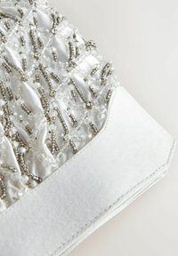Weiße Clutch aus Satin mit aufwendiger Perlenbestickung in Silber und klaren Schmucksteinen, einem glatten Textur und einem kantigen Design.