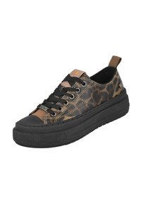 Zapatilla de corte bajo con suela gruesa negra, parte superior de cuero con estampado de leopardo, cordones negros y pestaña de tira de tela marrón en el talón.