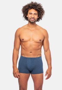Boxer da uomo a righe blu realizzati in tessuto morbido, con una parte anteriore sagomata e una cintura elastica per il massimo comfort.