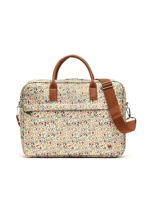 Sac de voyage rectangulaire à motif floral avec poignées en cuir marron et bandoulière marron réglable sur fond blanc.