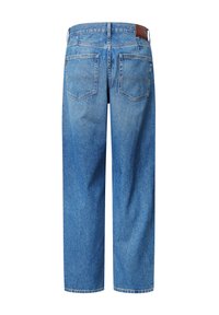 Lichtblauwe denim jeans met een relaxte pasvorm, rechte pijpen en twee achterzakken. Heeft een bruine leren patch nabij de tailleband.