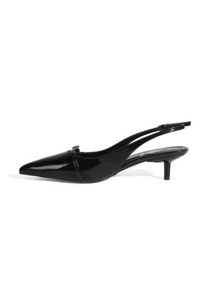 Escarpin en cuir verni noir avec un bout pointu, une fine sangle de cheville et un petit talon fin. Texture lisse avec un minimum de détails.