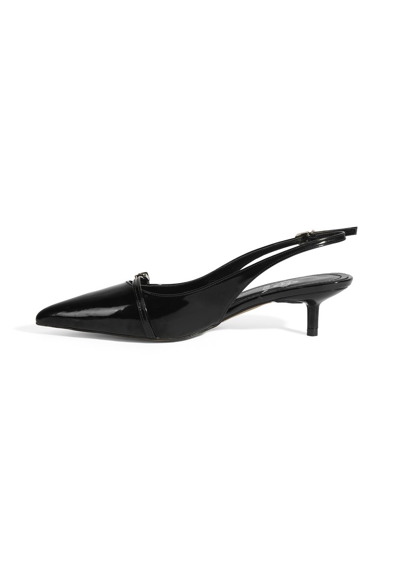 Schwarze Lackleder-Slingback-Pumps mit spitzem Schuhkopf, schmalem Knöchelriemen und kurzem, dünnem Absatz. Glatte Textur mit minimalen Details.