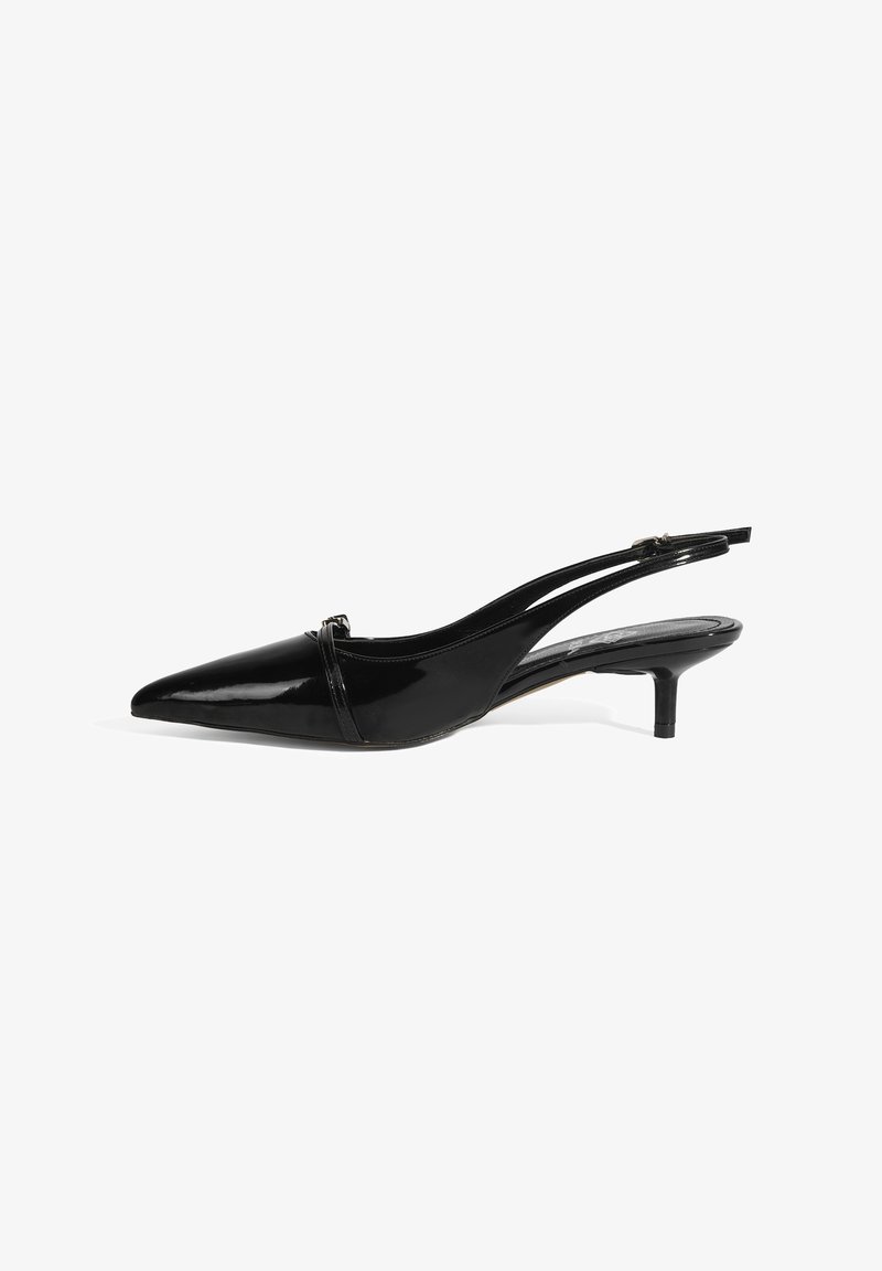 Schwarze Lackleder-Slingback-Pumps mit spitzem Schuhkopf, schmalem Knöchelriemen und kurzem, dünnem Absatz. Glatte Textur mit minimalen Details.