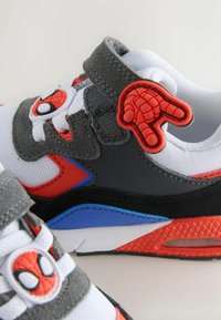 Røde og grå sneakers har en meshskooverdel, velcrolukning og unikke Spider-Man detaljer. Plastdetaljer inkluderer edderkopp- og hånddesign.