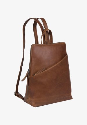 Brauner Lederrucksack mit einer diagonalen Reißverschlusstasche vorne, zwei verstellbaren Schultergurten und einem oberen Griff.