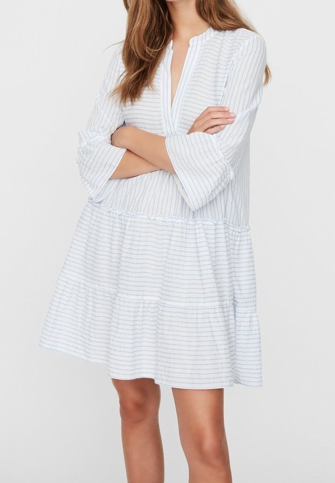 Robe blanche à rayures horizontales bleu clair, manches trois-quarts, décolleté en V et ourlet à volants à étages. Matière coton.