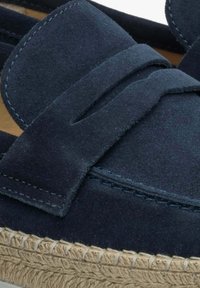 Granatowe zamszowe espadryle z szeroką kokardą z olejonej skóry, z przeszyciami i naturalną plecioną podeszwą z juty.