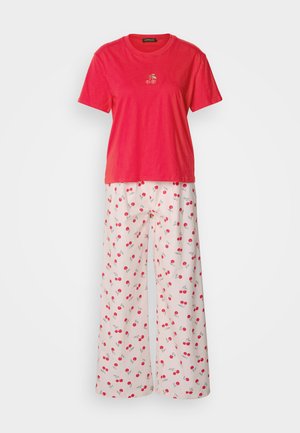 Rotes Baumwoll-T-Shirt mit Kirschenstickerei, kombiniert mit weißen Pyjamahosen mit rotem Kirschmuster und grauen Blättern. Lockere Passform.