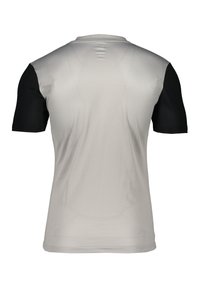 Maglietta sportiva a maniche corte con un corpo grigio chiaro e testurizzato e maniche nere. Progettata per l'abbigliamento attivo con un colletto semplice.