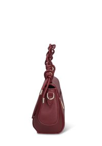 Borsa a mano in pelle rossa con finitura testurizzata, vista laterale che mostra una tracolla intrecciata e dettagli in metallo dorato. Design compatto e angolare per una presa facile.