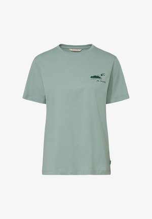 Lichtgroen T-shirt met korte mouwen, met een kleine donker groene berg- en zonafbeelding en het "VAUDE"-logo op de linkerborst.