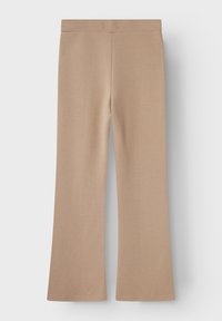 Beige ausgestellte Hose mit glatter Textur, hoher Taille und ohne sichtbare Hardware. Der Stoff wirkt dehnbar und komfortabel.