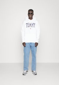 Tommy Jeans CAMO NEW HOODIE - Sudadera - white