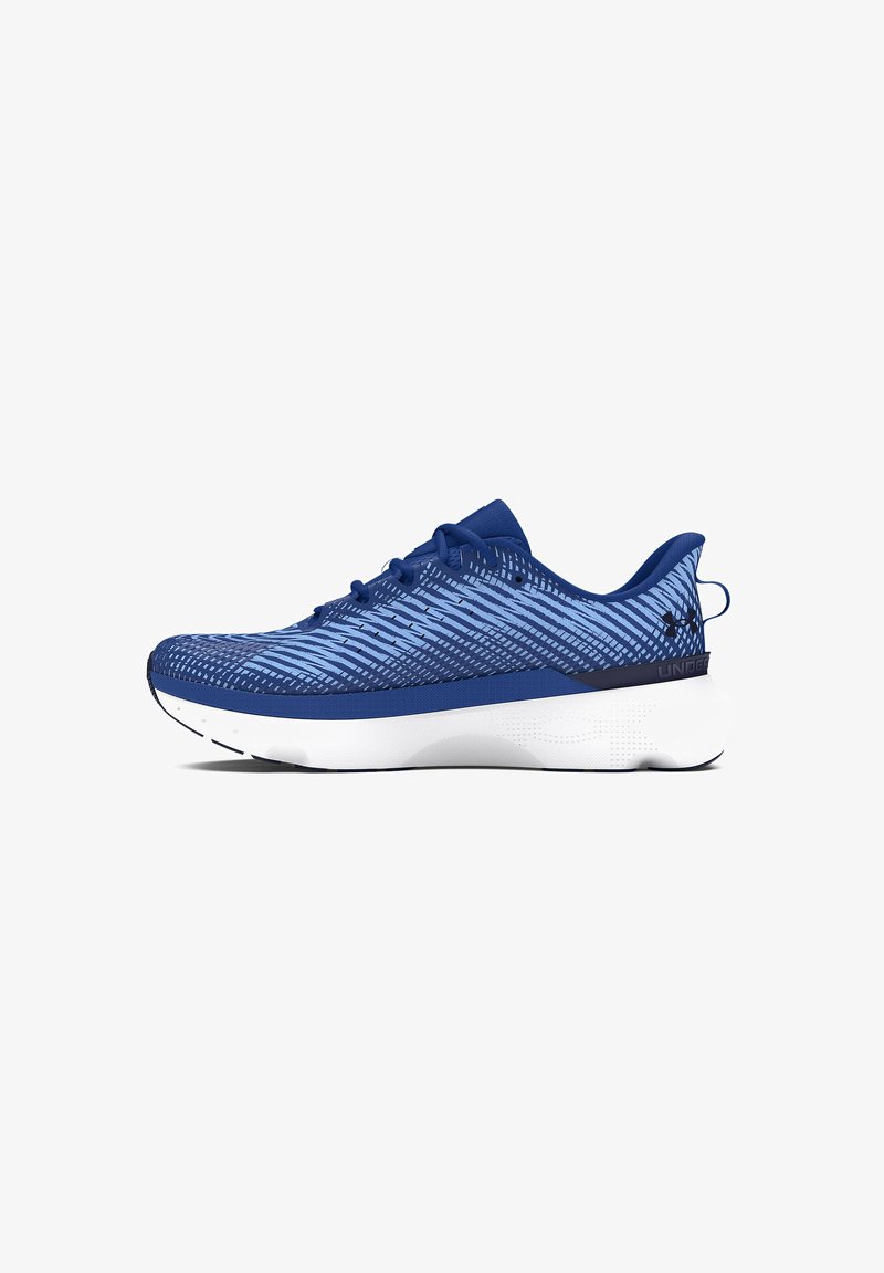 Blauwe sportieve schoenen met een gestructureerde brei bovenkant, witte middenzool en geplaatste accenten. Bevat een veilige vetersluiting en een trekband.