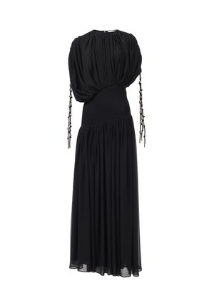 Vestido negro con un corpiño fruncido, falda larga plisada y mangas abullonadas. Cuenta con una cintura elástica y detalles en forma de cadena en las mangas.