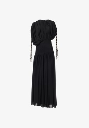 Vestido negro con un corpiño fruncido, falda larga plisada y mangas abullonadas. Cuenta con una cintura elástica y detalles en forma de cadena en las mangas.