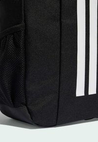 Czarny plecak z teksturowanej tkaniny, siateczkową boczną kieszenią i trzema pionowymi białymi paskami z przodu dla oznaczenia marki.