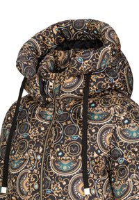 Zwarte pufferjack met sierlijke gouden en turkooizen patronen, met een hoge kraag, verstelbare trekkoorden en een ritssluiting aan de voorkant.