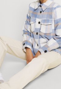 Vero Moda Lehká bunda - off-white