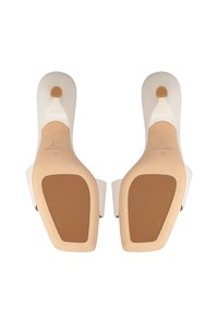 Witte leren sandalen met een gladde afwerking, open achterkant en een bruine rubberen zool. Heeft een gestempeld logo en maat 37 aan de binnenkant.