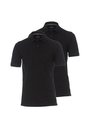 Schwarze Poloshirts mit Kragen und Knopfleiste, aus glattem Material gefertigt. Zwei Shirts präsentiert, eines vor dem anderen.