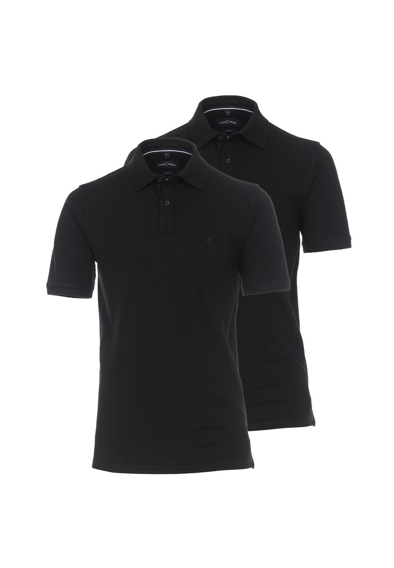 Polos neri con colletto e pattina dei bottoni, realizzati in tessuto liscio. Due camicie esposte, una davanti all'altra.