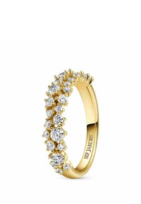 Guld ring med en række runde brillant-slebne diamanter i forskellige størrelser, indsat i et klo-lignende design med en poleret finish.