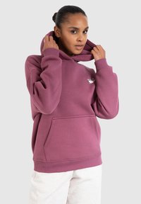 Felpa con cappuccio in mauve, realizzata in tessuto morbido. Presenta una tasca a marsupio frontale e polsini a costine. Piccolo logo grafico sul petto.