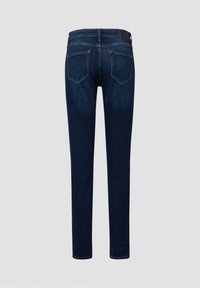 Granatowe obcisłe dżinsy o gładkiej fakturze, wyposażone w dwie tylne kieszenie i minimalistyczny pas. Klasyczny design denimu, dopasowany krój.