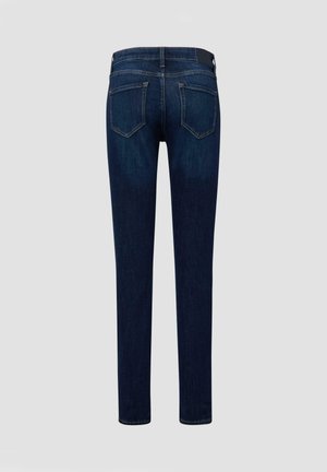 Granatowe obcisłe dżinsy o gładkiej fakturze, wyposażone w dwie tylne kieszenie i minimalistyczny pas. Klasyczny design denimu, dopasowany krój.